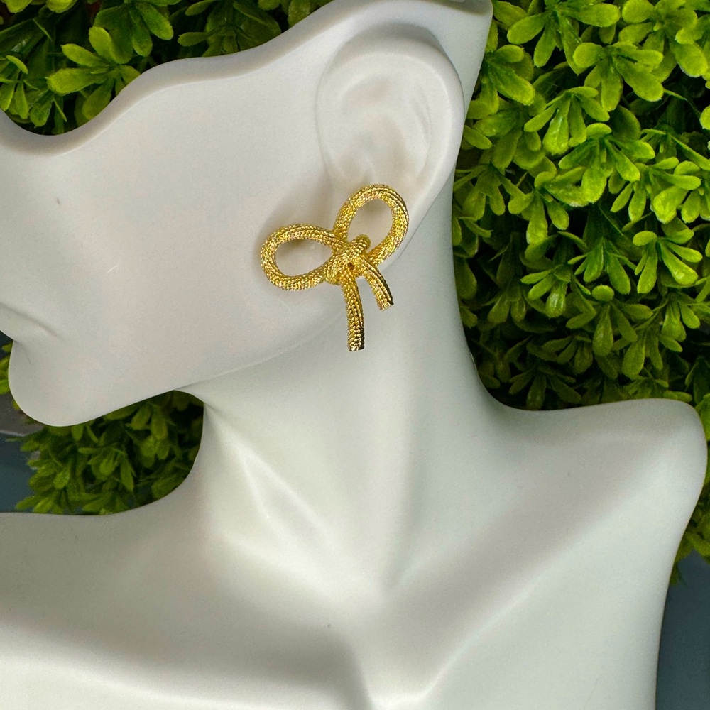 Bow stud earring